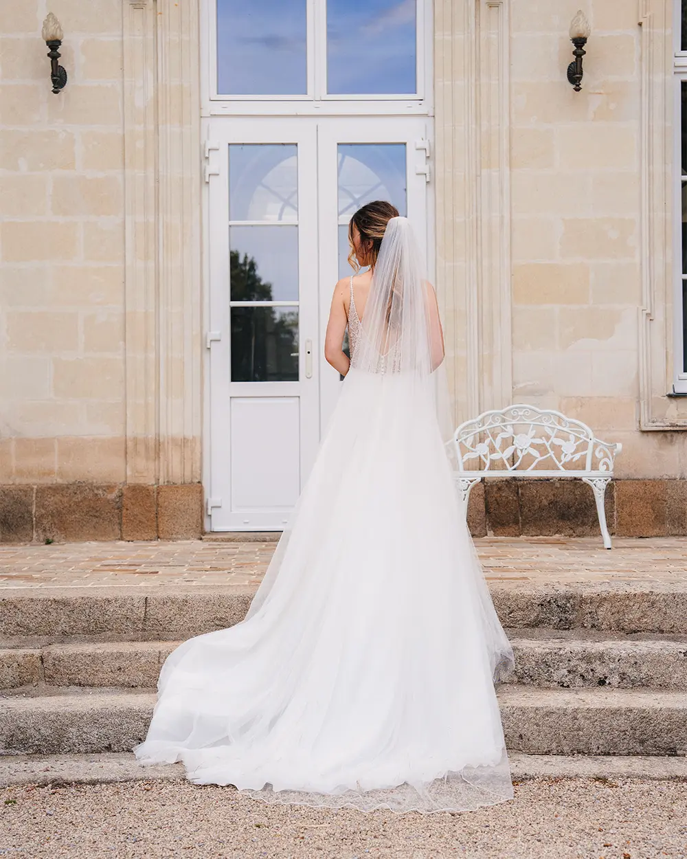 Moment spontané entre les mariés, sans pose ni artifice