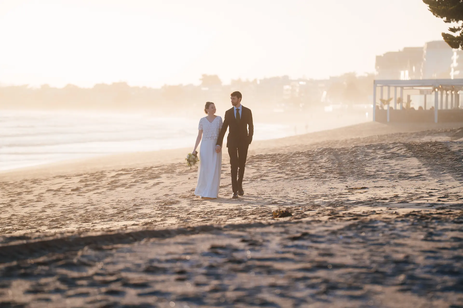 Jeunes mariés au coucher du soleil, filmés par Mickaël Frigout, vidéaste de mariage à Nantes